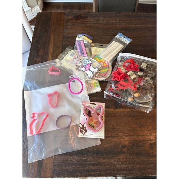 Cookie cutter assortment including Easter - Picture 1 of 1